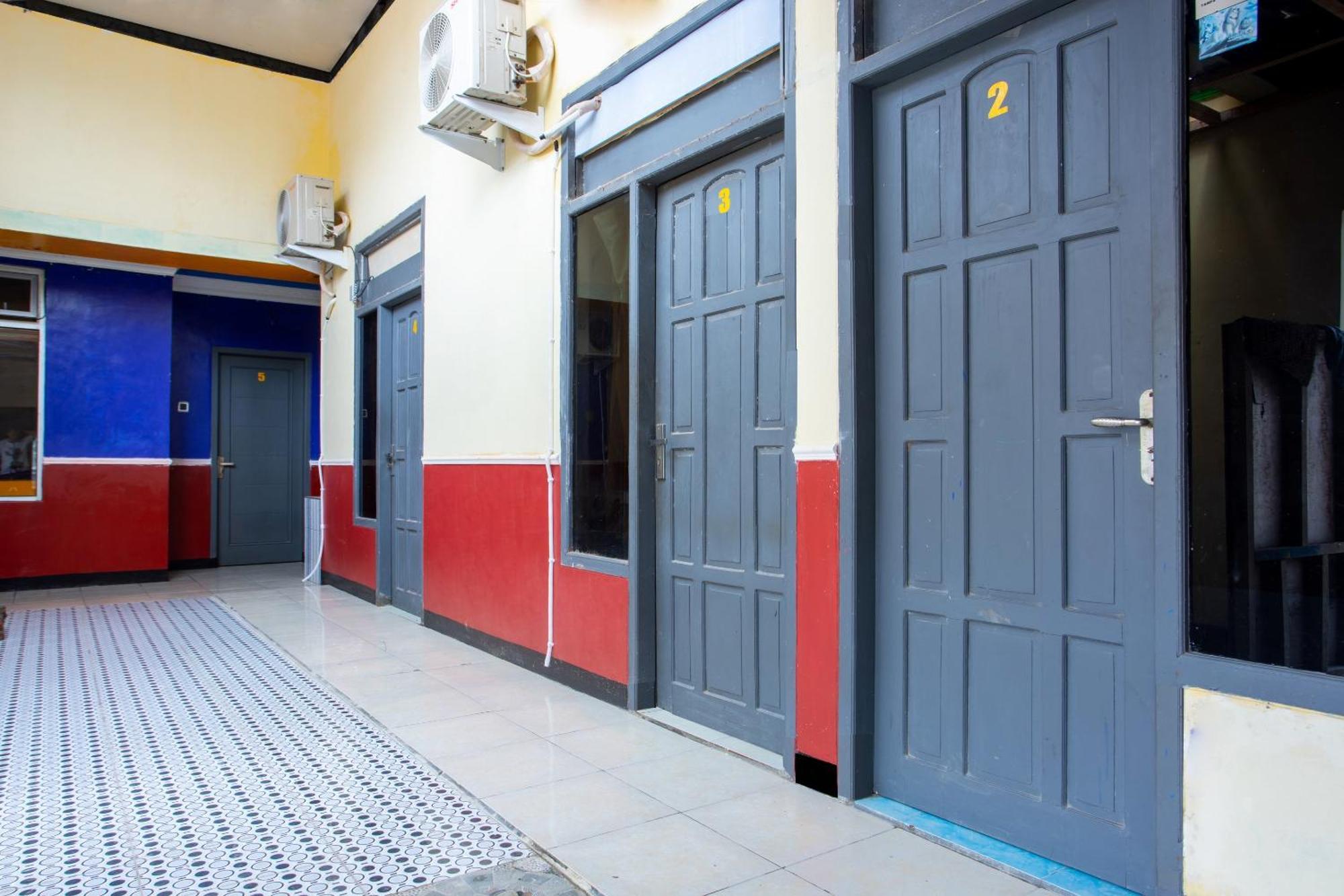 Spot On 2473 Buana Jaya Guest House Cilacap Exterior foto