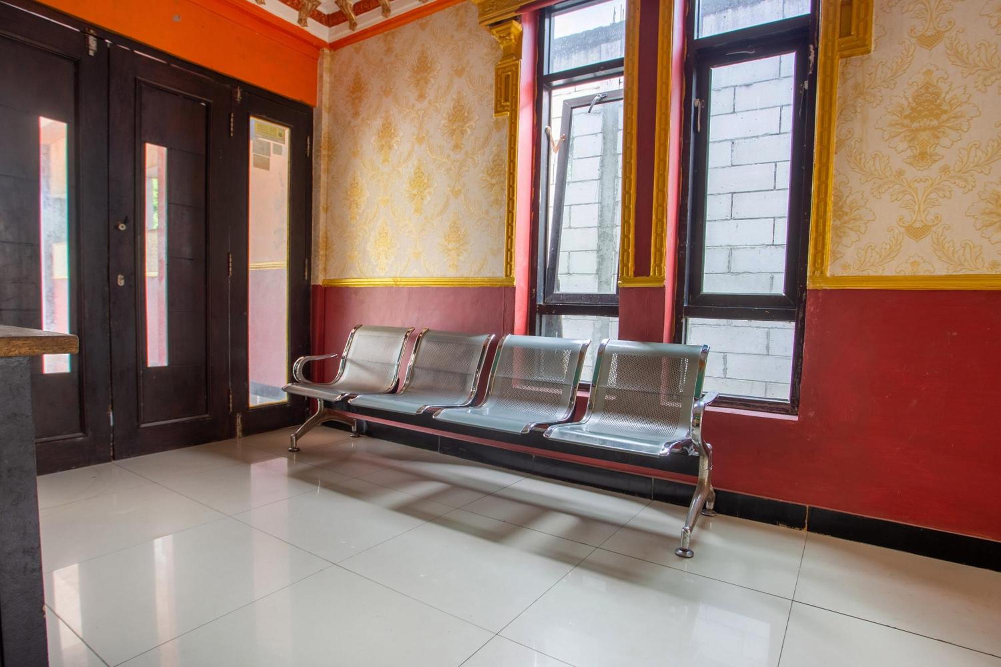 Spot On 2473 Buana Jaya Guest House Cilacap Exterior foto