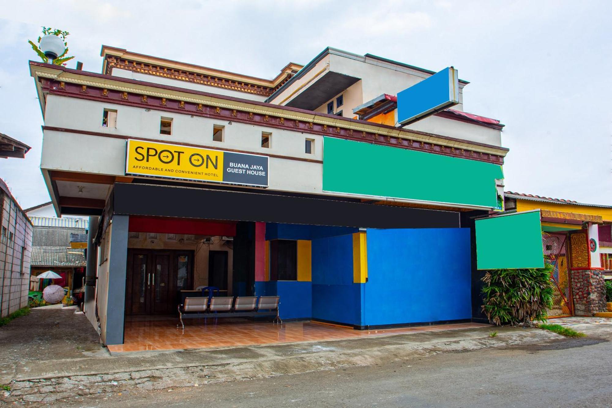 Spot On 2473 Buana Jaya Guest House Cilacap Exterior foto