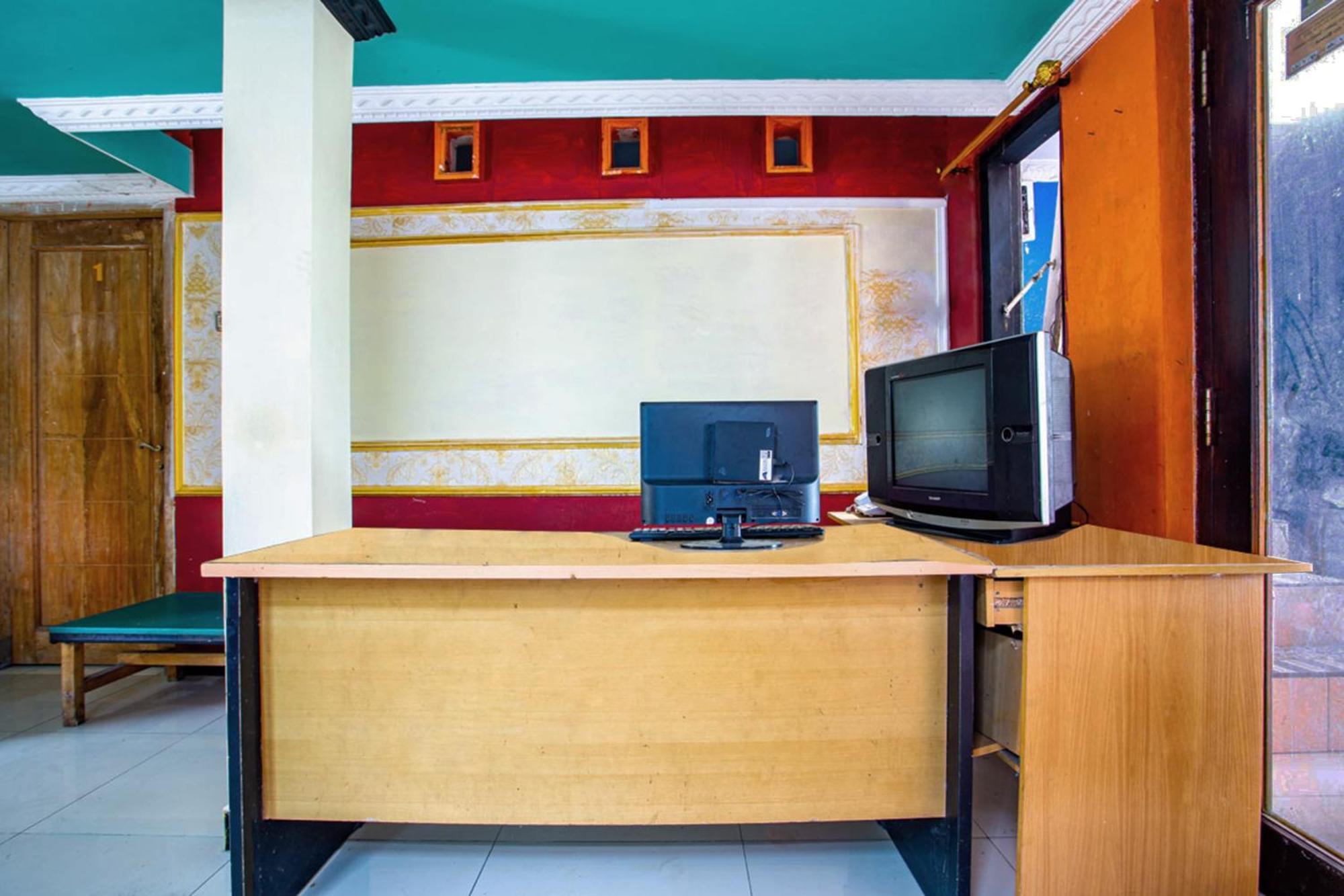Spot On 2473 Buana Jaya Guest House Cilacap Exterior foto