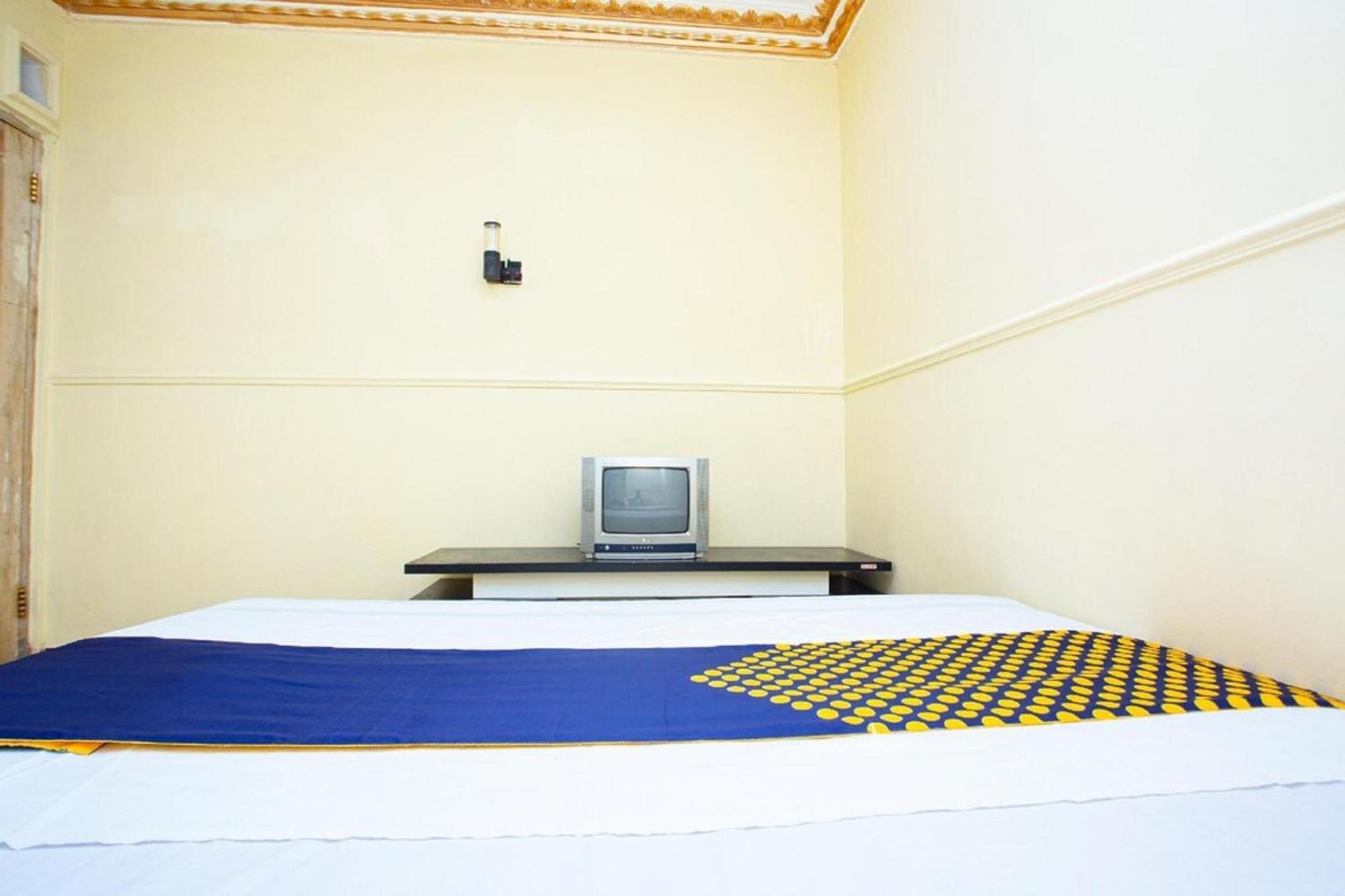 Spot On 2473 Buana Jaya Guest House Cilacap Exterior foto